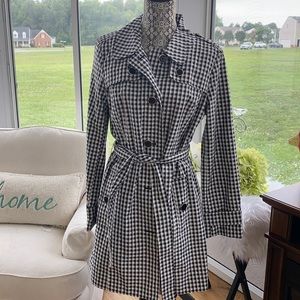 Size L. Black and white London Fog trench coat